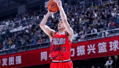 开云体育网址-状态可以！郭艾伦半场8中4拿下10分3板1助 半场超远压哨三分