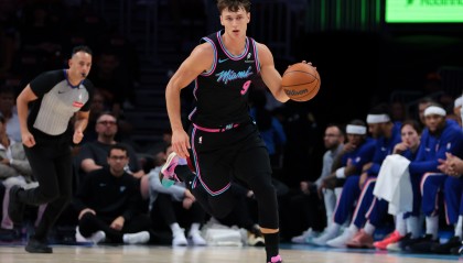 开云下载-高效又全面！拉松首发26分钟 9中7砍下16分6板9助