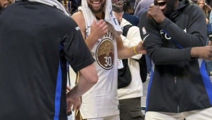 开云体育网址-老伙计！库里、克莱、追梦赛后场边聚首 三人有说有笑非常开心