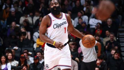 开云体育下载-冲进前十！小卡伤停快船加时险胜猛龙 哈登31+10连中关键球