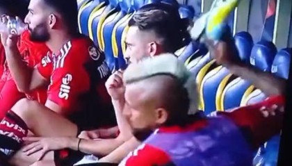 开云下载-世俱杯前最后一战枯坐替补板凳 比达尔怒摔球鞋！