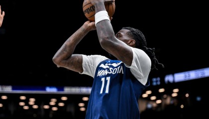 开云官网-攻坚利器！纳兹·里德半场8中6砍下17分6板 三分4中3