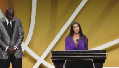 开云下载-瓦妮莎：科比付出终有回报 你现在是名人堂成员了