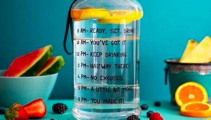 开云下载-理性追星！奥纳纳推开想与他合影的球迷，但被另一人丢水瓶